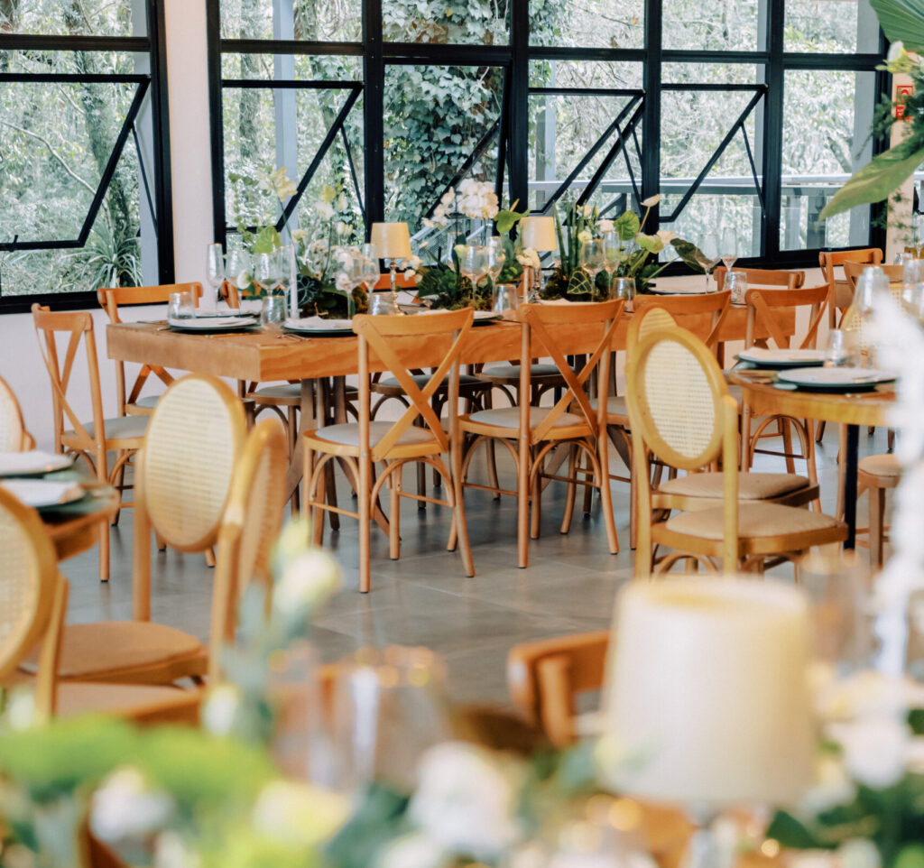 Mix de cadeiras na cerimônia: elegância com personalidade