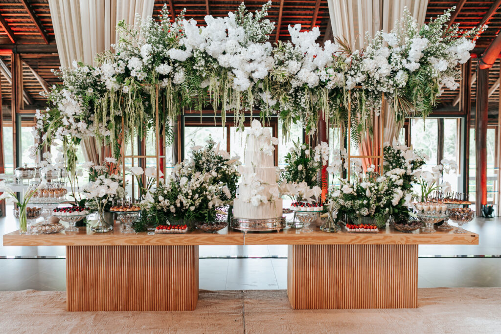 Mesas de doces que fogem do óbvio: como usar mobiliário para criar composições mais interessantes